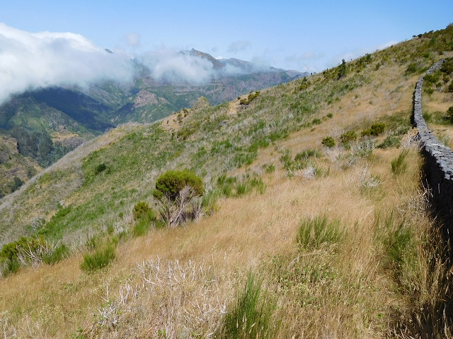 21.07.2015 Cascalho von Pedras, Levada das Rabaças und Lombo do Mouro — Aufstieg zum Lombo do Mouro-Haus, ER-110 und nach Pedras. — Foto 6
