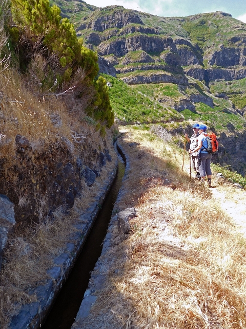 21.07.2015 Cascalho von Pedras, Levada das Rabaças und Lombo do Mouro — Aufstieg zum Lombo do Mouro-Haus, ER-110 und nach Pedras. — Foto 9