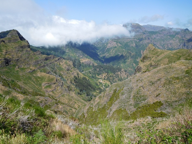 21.07.2015 Cascalho von Pedras, Levada das Rabaças und Lombo do Mouro — Aufstieg zum Lombo do Mouro-Haus, ER-110 und nach Pedras. — Foto 11