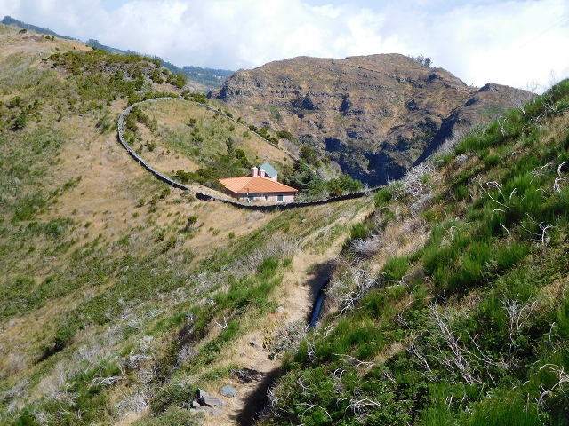 21.07.2015 Cascalho von Pedras, Levada das Rabaças und Lombo do Mouro — Aufstieg zum Lombo do Mouro-Haus, ER-110 und nach Pedras. — Foto 14