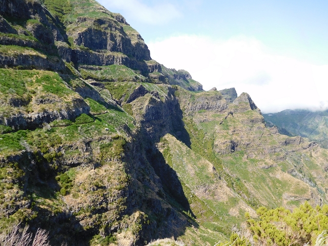 21.07.2015 Cascalho von Pedras, Levada das Rabaças und Lombo do Mouro — Aufstieg zum Lombo do Mouro-Haus, ER-110 und nach Pedras. — Foto 16