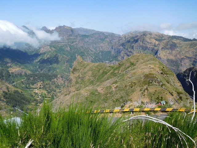 21.07.2015 Cascalho von Pedras, Levada das Rabaças und Lombo do Mouro — Aufstieg zum Lombo do Mouro-Haus, ER-110 und nach Pedras. — Foto 18