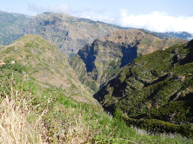 21.07.2015 Cascalho von Pedras, Levada das Rabaças und Lombo do Mouro — Aufstieg zum Lombo do Mouro-Haus, ER-110 und nach Pedras. — Foto 20