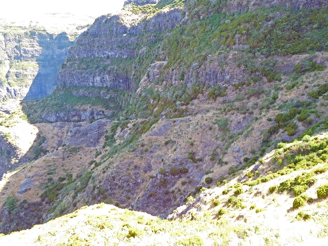 21.07.2015 Cascalho von Pedras, Levada das Rabaças und Lombo do Mouro — Weiter auf dem alten Zugangsweg zum Rabacas-Tunnel — Foto 1