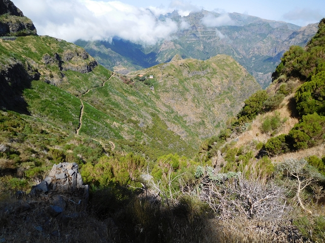 21.07.2015 Cascalho von Pedras, Levada das Rabaças und Lombo do Mouro — Aufstieg zum Lombo do Mouro-Haus, ER-110 und nach Pedras. — Foto 24