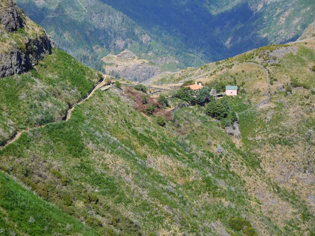 21.07.2015 Cascalho von Pedras, Levada das Rabaças und Lombo do Mouro — Aufstieg zum Lombo do Mouro-Haus, ER-110 und nach Pedras. — Foto 25