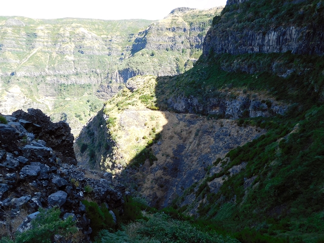 21.07.2015 Cascalho von Pedras, Levada das Rabaças und Lombo do Mouro — Weiter auf dem alten Zugangsweg zum Rabacas-Tunnel — Foto 5