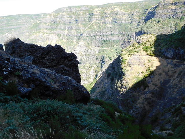 21.07.2015 Cascalho von Pedras, Levada das Rabaças und Lombo do Mouro — Weiter auf dem alten Zugangsweg zum Rabacas-Tunnel — Foto 6
