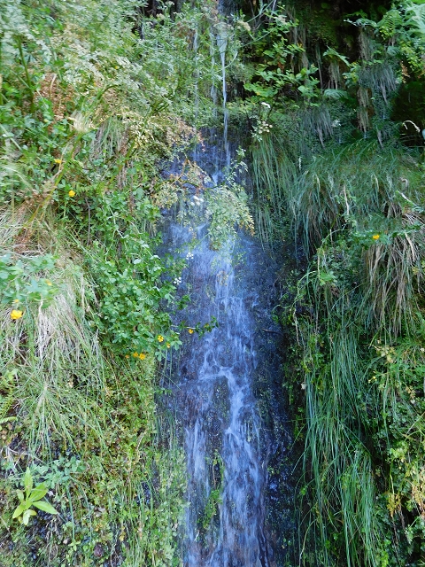 21.07.2015 Cascalho von Pedras, Levada das Rabaças und Lombo do Mouro — Weiter auf dem alten Zugangsweg zum Rabacas-Tunnel — Foto 7