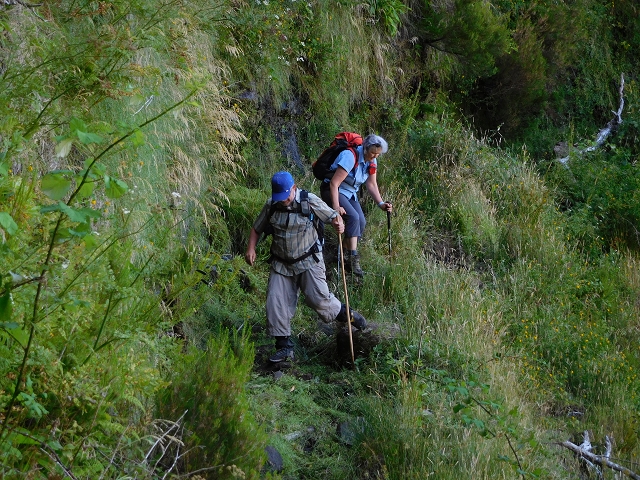 21.07.2015 Cascalho von Pedras, Levada das Rabaças und Lombo do Mouro — Weiter auf dem alten Zugangsweg zum Rabacas-Tunnel — Foto 9