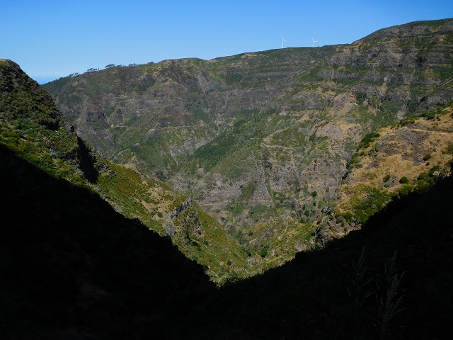21.07.2015 Cascalho von Pedras, Levada das Rabaças und Lombo do Mouro — Weiter auf dem alten Zugangsweg zum Rabacas-Tunnel — Foto 11