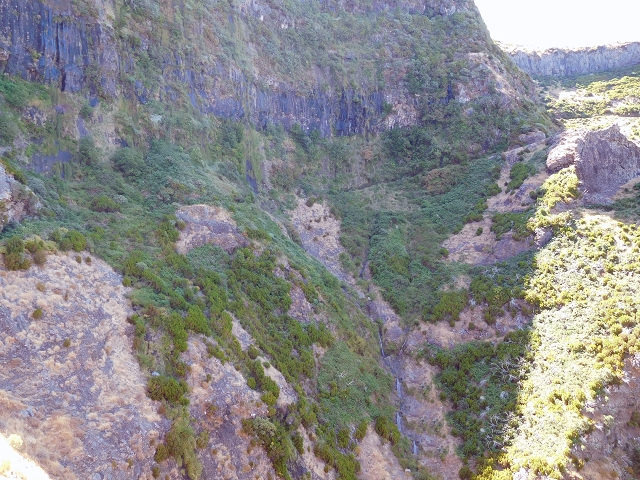 21.07.2015 Cascalho von Pedras, Levada das Rabaças und Lombo do Mouro — Weiter auf dem alten Zugangsweg zum Rabacas-Tunnel — Foto 16