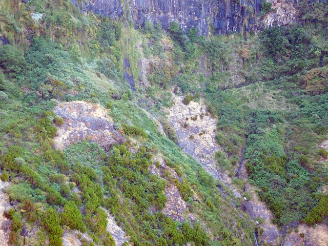 21.07.2015 Cascalho von Pedras, Levada das Rabaças und Lombo do Mouro — Weiter auf dem alten Zugangsweg zum Rabacas-Tunnel — Foto 17