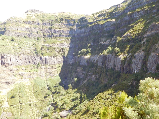 21.07.2015 Cascalho von Pedras, Levada das Rabaças und Lombo do Mouro — Weiter auf dem alten Zugangsweg zum Rabacas-Tunnel — Foto 18