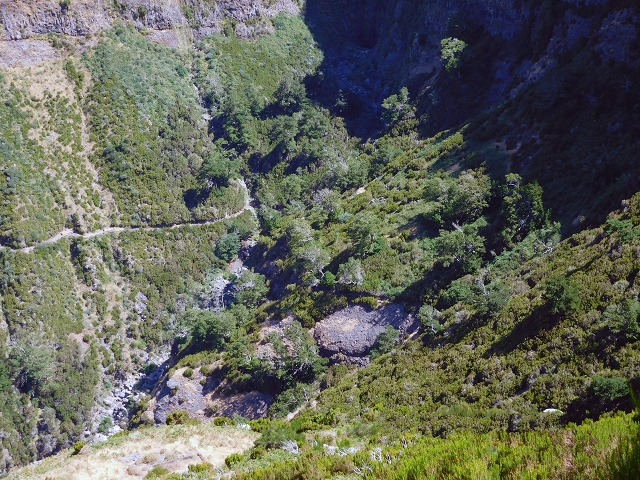 21.07.2015 Cascalho von Pedras, Levada das Rabaças und Lombo do Mouro — Weiter auf dem alten Zugangsweg zum Rabacas-Tunnel — Foto 19