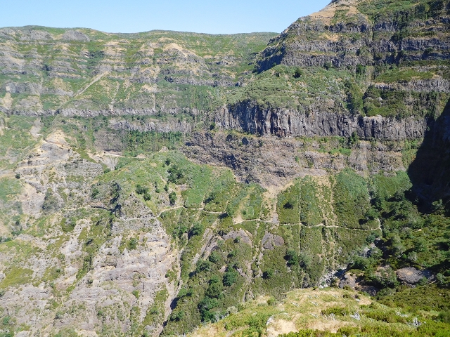 21.07.2015 Cascalho von Pedras, Levada das Rabaças und Lombo do Mouro — Weiter auf dem alten Zugangsweg zum Rabacas-Tunnel — Foto 20