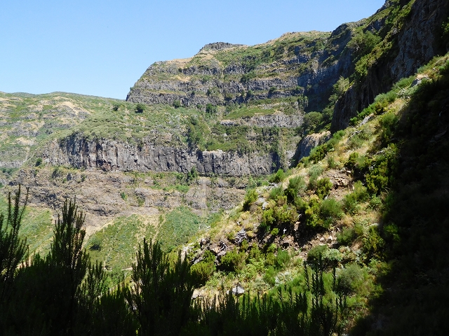 21.07.2015 Cascalho von Pedras, Levada das Rabaças und Lombo do Mouro — Weiter auf dem alten Zugangsweg zum Rabacas-Tunnel — Foto 28