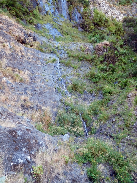 21.07.2015 Cascalho von Pedras, Levada das Rabaças und Lombo do Mouro — Weiter auf dem alten Zugangsweg zum Rabacas-Tunnel — Foto 29