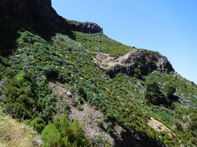 21.07.2015 Cascalho von Pedras, Levada das Rabaças und Lombo do Mouro — Weiter auf dem alten Zugangsweg zum Rabacas-Tunnel — Foto 30