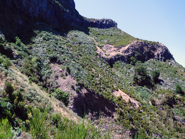 21.07.2015 Cascalho von Pedras, Levada das Rabaças und Lombo do Mouro — Weiter auf dem alten Zugangsweg zum Rabacas-Tunnel — Foto 34