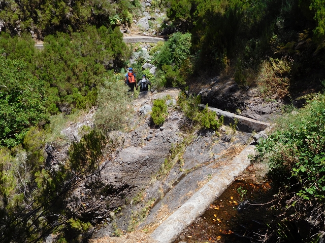 21.07.2015 Cascalho von Pedras, Levada das Rabaças und Lombo do Mouro — Weiter auf dem alten Zugangsweg zum Rabacas-Tunnel — Foto 45