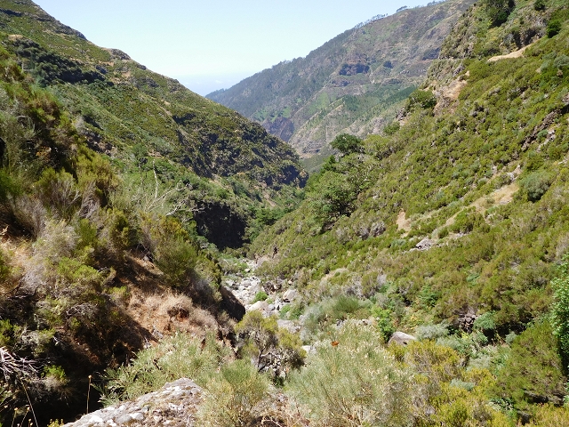 21.07.2015 Cascalho von Pedras, Levada das Rabaças und Lombo do Mouro — Weiter auf dem alten Zugangsweg zum Rabacas-Tunnel — Foto 47