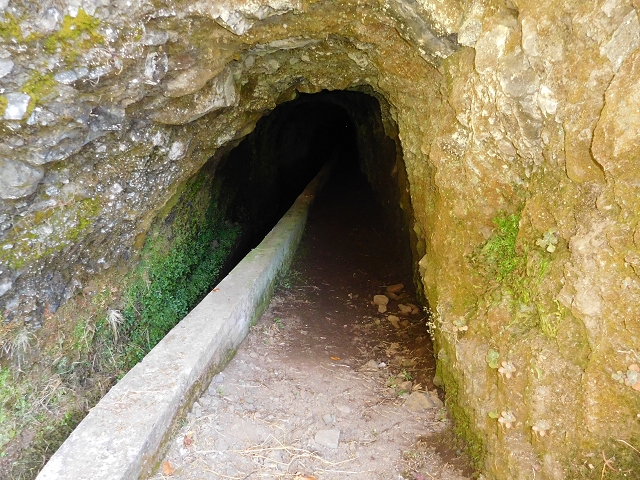 21.07.2015 Cascalho von Pedras, Levada das Rabaças und Lombo do Mouro — Weiter auf dem alten Zugangsweg zum Rabacas-Tunnel — Foto 48