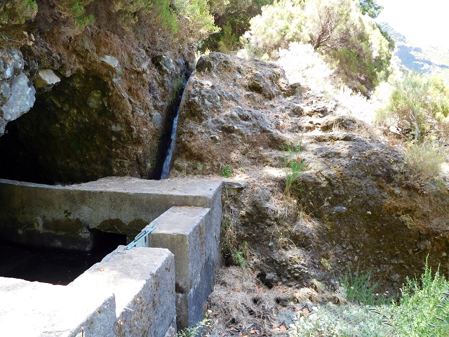 21.07.2015 Cascalho von Pedras, Levada das Rabaças und Lombo do Mouro — Auf der Levada das Rabacas zum westlichen Kessel — Foto 3
