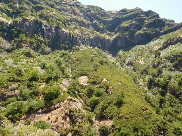21.07.2015 Cascalho von Pedras, Levada das Rabaças und Lombo do Mouro — Auf der Levada das Rabacas zum westlichen Kessel — Foto 10
