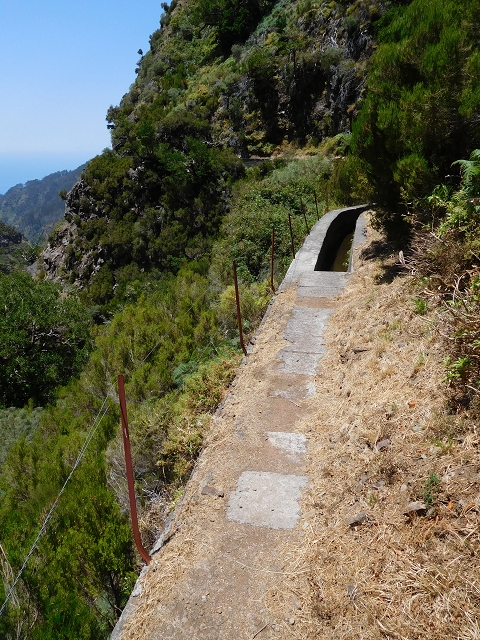 21.07.2015 Cascalho von Pedras, Levada das Rabaças und Lombo do Mouro — Auf der Levada das Rabacas zum westlichen Kessel — Foto 13