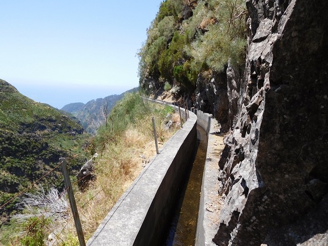 21.07.2015 Cascalho von Pedras, Levada das Rabaças und Lombo do Mouro — Auf der Levada das Rabacas zum westlichen Kessel — Foto 16