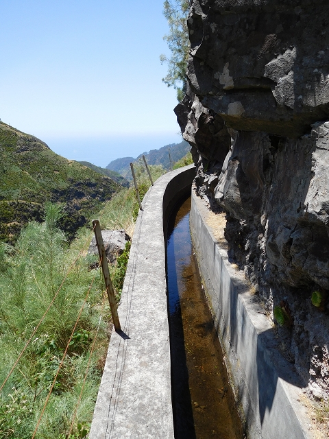 21.07.2015 Cascalho von Pedras, Levada das Rabaças und Lombo do Mouro — Auf der Levada das Rabacas zum westlichen Kessel — Foto 17