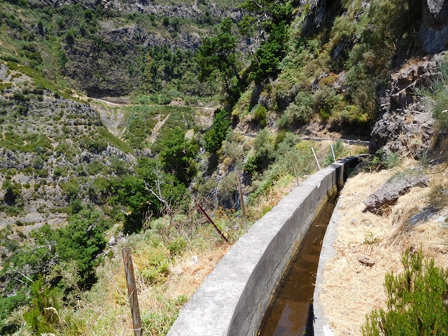 21.07.2015 Cascalho von Pedras, Levada das Rabaças und Lombo do Mouro — Auf der Levada das Rabacas zum westlichen Kessel — Foto 19