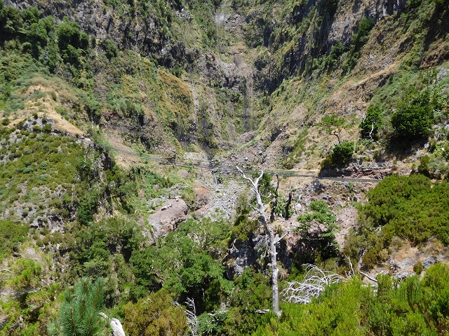 21.07.2015 Cascalho von Pedras, Levada das Rabaças und Lombo do Mouro — Auf der Levada das Rabacas zum westlichen Kessel — Foto 26