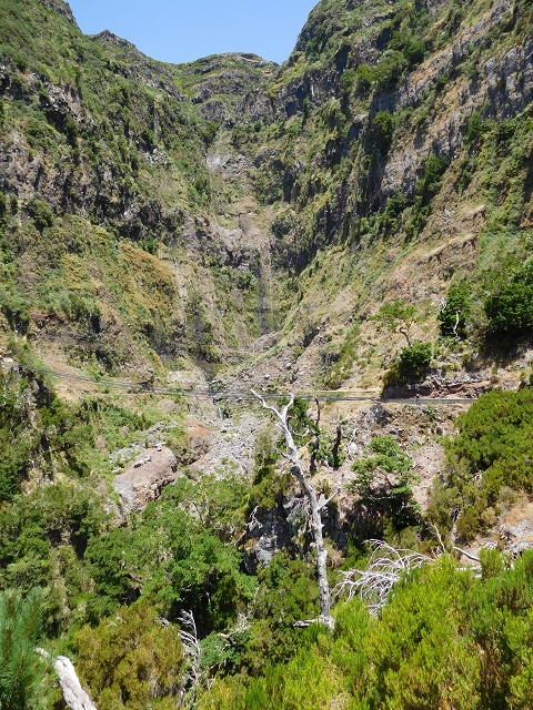 21.07.2015 Cascalho von Pedras, Levada das Rabaças und Lombo do Mouro — Auf der Levada das Rabacas zum westlichen Kessel — Foto 27