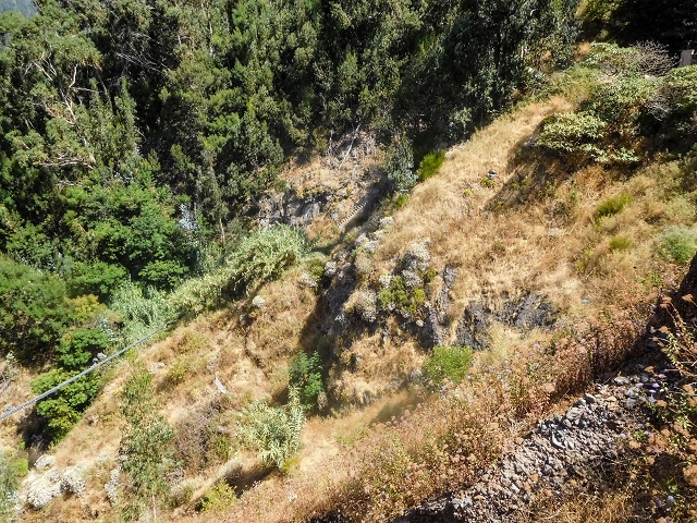 Levada do Cidrao — Tunnelausgang, Rohrbrücke und Zugangstreppe — Foto 1