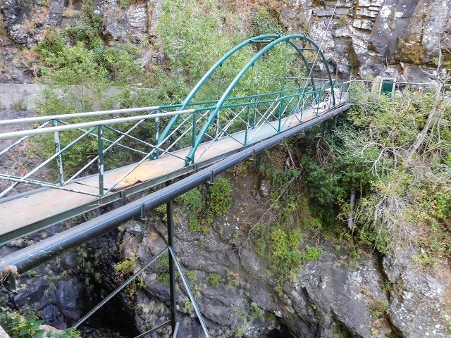 Levada do Cidrao — Die Brücke, der alte Verlauf und die neue Wasserfassung im Nebenbach — Foto 1