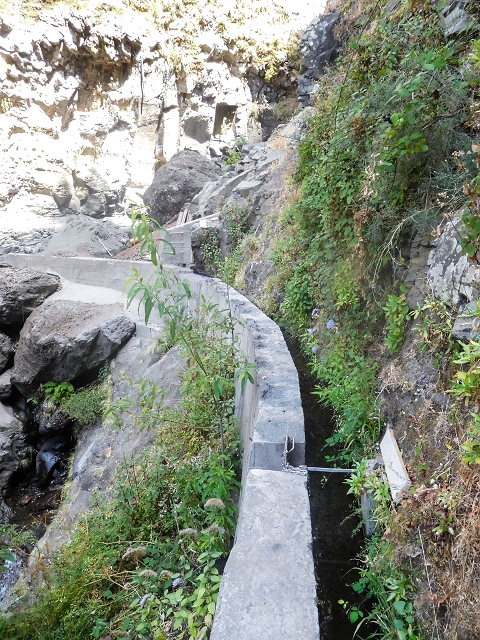 Levada do Cidrao — Die Brücke, der alte Verlauf und die neue Wasserfassung im Nebenbach — Foto 2