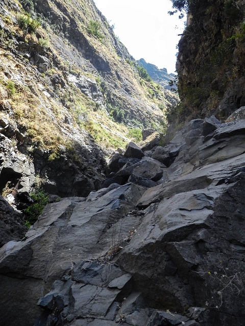 Levada do Cidrao — Die Brücke, der alte Verlauf und die neue Wasserfassung im Nebenbach — Foto 3