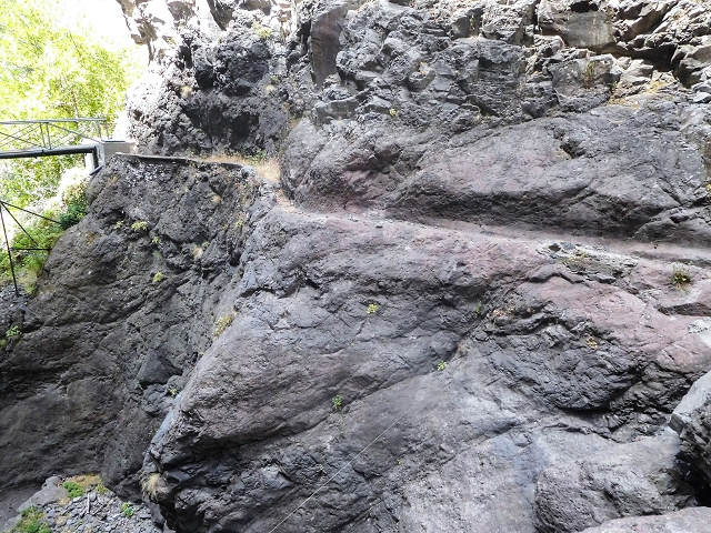 Levada do Cidrao — Die Brücke, der alte Verlauf und die neue Wasserfassung im Nebenbach — Foto 5