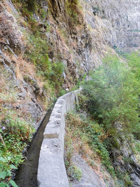 Levada do Cidrao — Die Brücke, der alte Verlauf und die neue Wasserfassung im Nebenbach — Foto 6