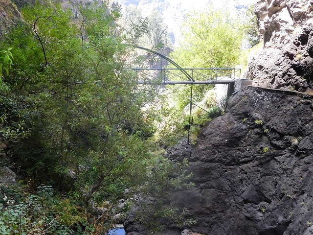 Levada do Cidrao — Die Brücke, der alte Verlauf und die neue Wasserfassung im Nebenbach — Foto 7