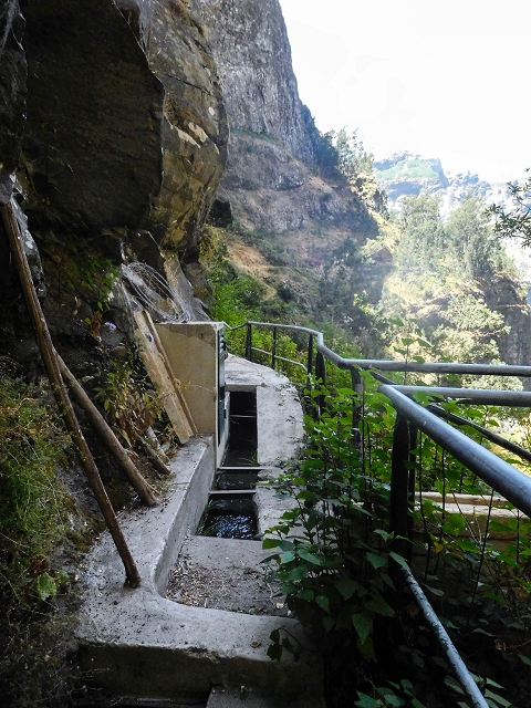 Levada do Cidrao — Die Brücke, der alte Verlauf und die neue Wasserfassung im Nebenbach — Foto 8