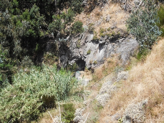 Levada do Cidrao — Tunnelausgang, Rohrbrücke und Zugangstreppe — Foto 3