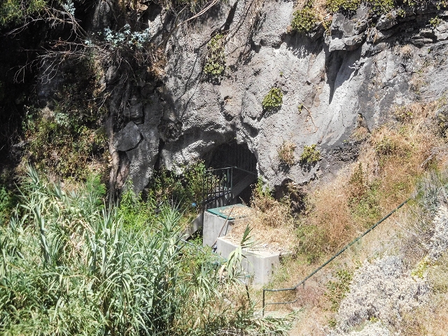 Levada do Cidrao — Tunnelausgang, Rohrbrücke und Zugangstreppe — Foto 4