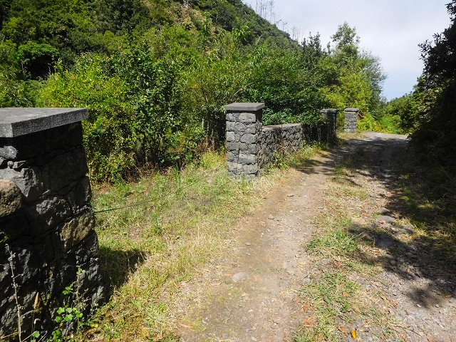 22.08.2017 Poco das Pulgas, Os Arredados und die Miradouros an der Nordküste — Aufstieg auf dem Caminho da Camisa — Foto 3