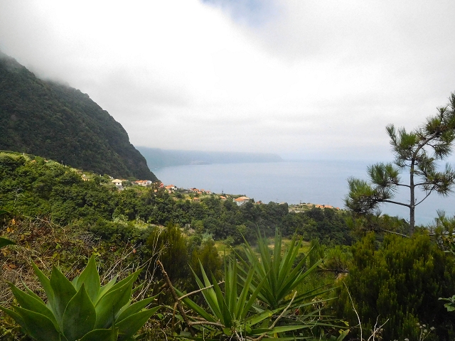 22.08.2017 Poco das Pulgas, Os Arredados und die Miradouros an der Nordküste — Miradouro in Primeira Lombada und Blick auf die Levada do Lombo — Foto 1