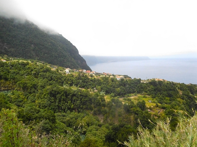 22.08.2017 Poco das Pulgas, Os Arredados und die Miradouros an der Nordküste — Miradouro in Primeira Lombada und Blick auf die Levada do Lombo — Foto 2