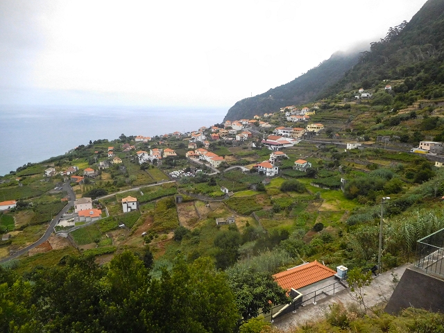 22.08.2017 Poco das Pulgas, Os Arredados und die Miradouros an der Nordküste — Miradouro in Primeira Lombada und Blick auf die Levada do Lombo — Foto 3