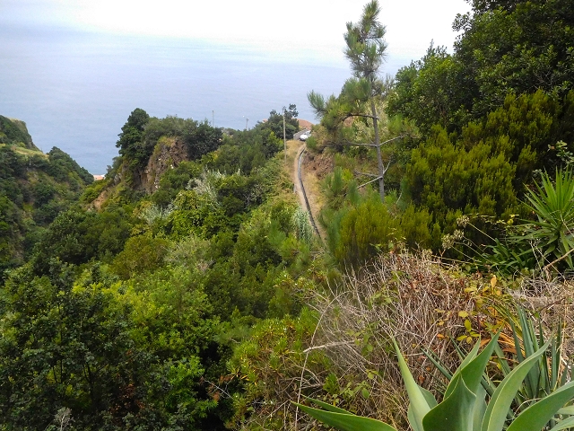 22.08.2017 Poco das Pulgas, Os Arredados und die Miradouros an der Nordküste — Miradouro in Primeira Lombada und Blick auf die Levada do Lombo — Foto 4